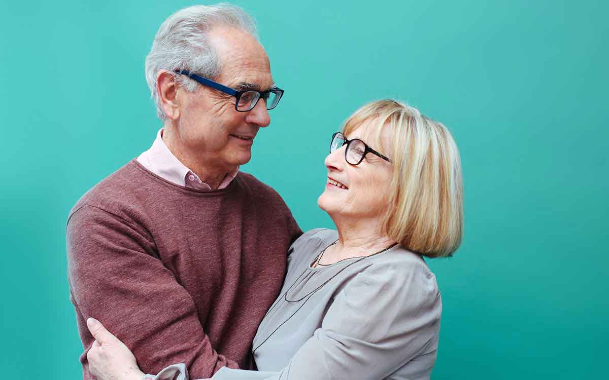 Senior couple happy becasue they saved money buying used hearing aids.